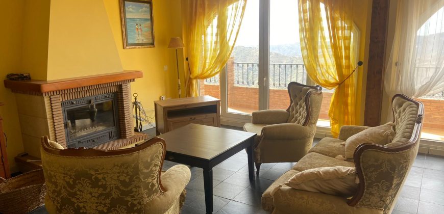 Hermosa Casa Rural con cochera y terrazas en Comares