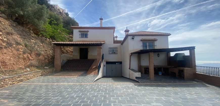 Hermosa Casa Rural con cochera y terrazas en Comares