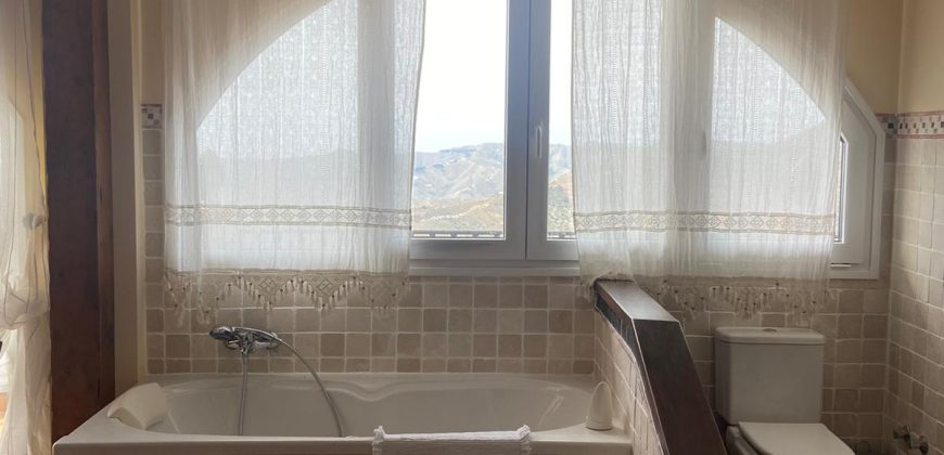 Hermosa Casa Rural con cochera y terrazas en Comares