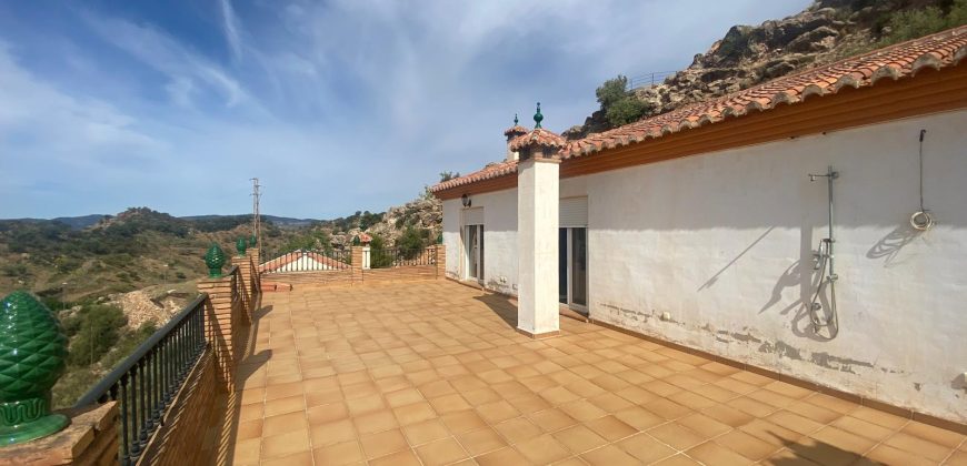 Hermosa Casa Rural con cochera y terrazas en Comares
