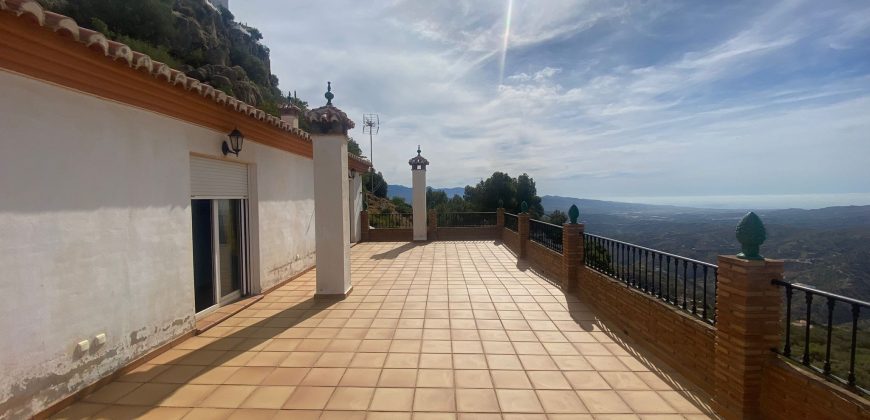Hermosa Casa Rural con cochera y terrazas en Comares