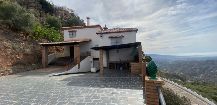 Hermosa Casa Rural con cochera y terrazas en Comares