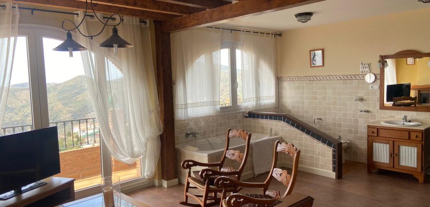 Hermosa Casa Rural con cochera y terrazas en Comares