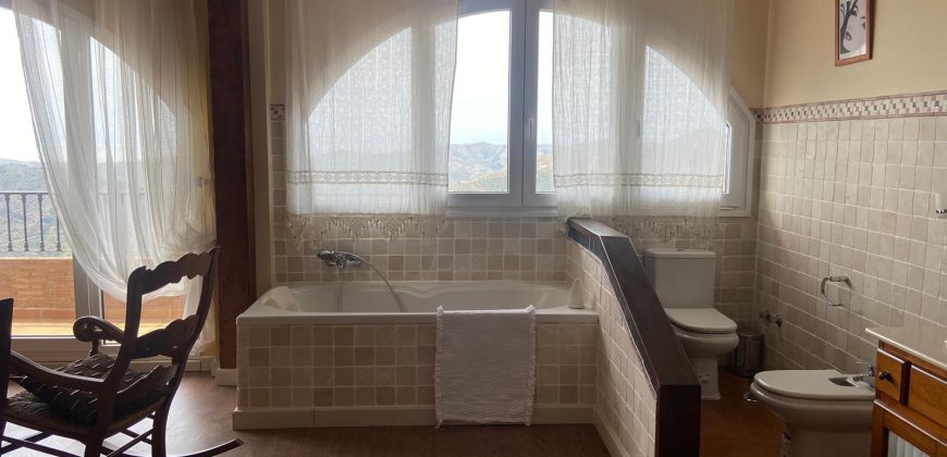 Hermosa Casa Rural con cochera y terrazas en Comares