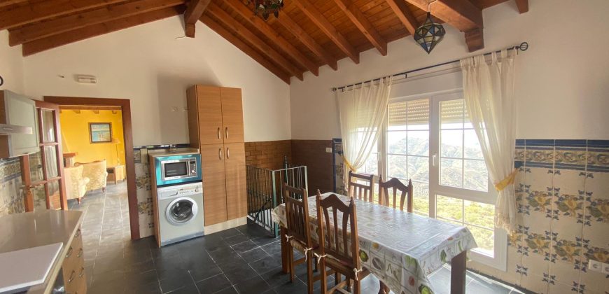 Hermosa Casa Rural con cochera y terrazas en Comares