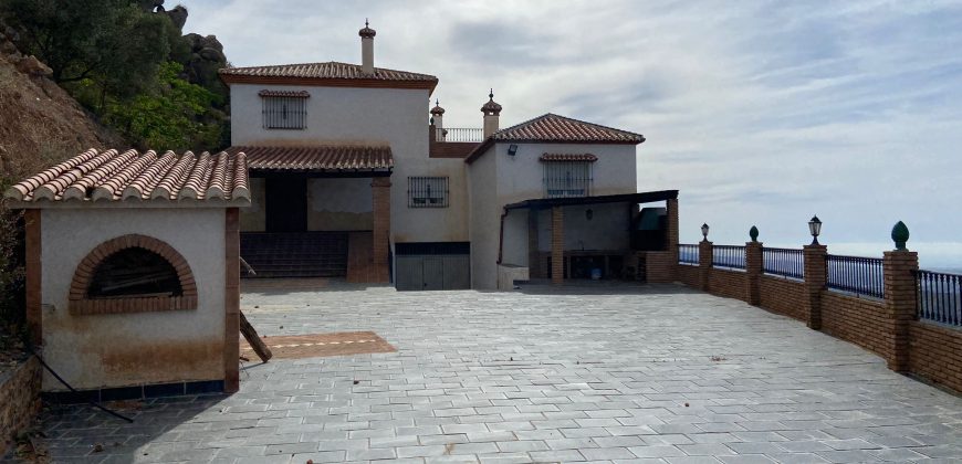 Hermosa Casa Rural con cochera y terrazas en Comares