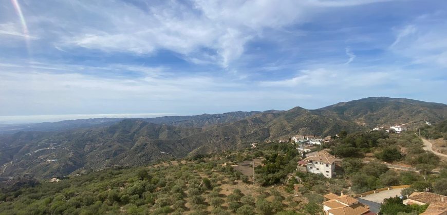 Hermosa Casa Rural con cochera y terrazas en Comares