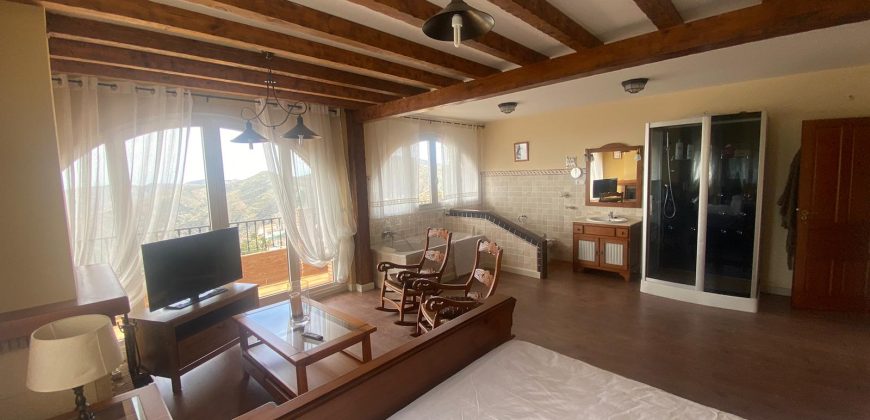 Hermosa Casa Rural con cochera y terrazas en Comares