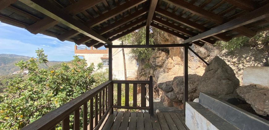 Hermosa Casa Rural con cochera y terrazas en Comares
