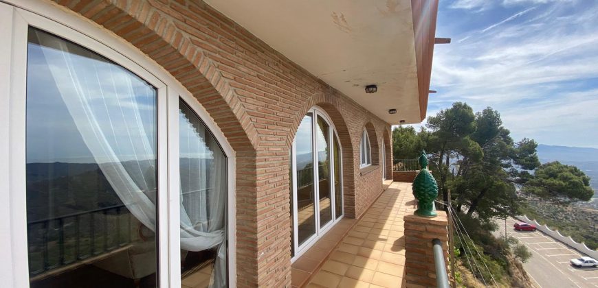 Hermosa Casa Rural con cochera y terrazas en Comares
