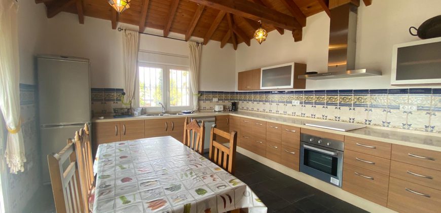 Hermosa Casa Rural con cochera y terrazas en Comares