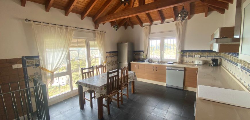 Hermosa Casa Rural con cochera y terrazas en Comares